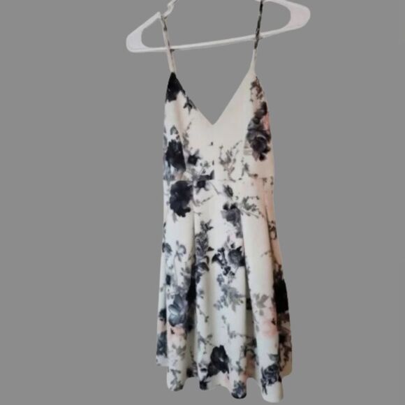 Pink Lily floral fit and flare zip up back dress, size S - Picture 2 of 6